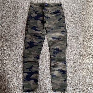 Womens GAP camo stretchy ankle length jeans
